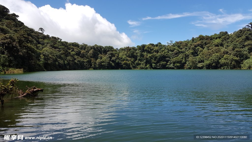 火山口湖泊美景