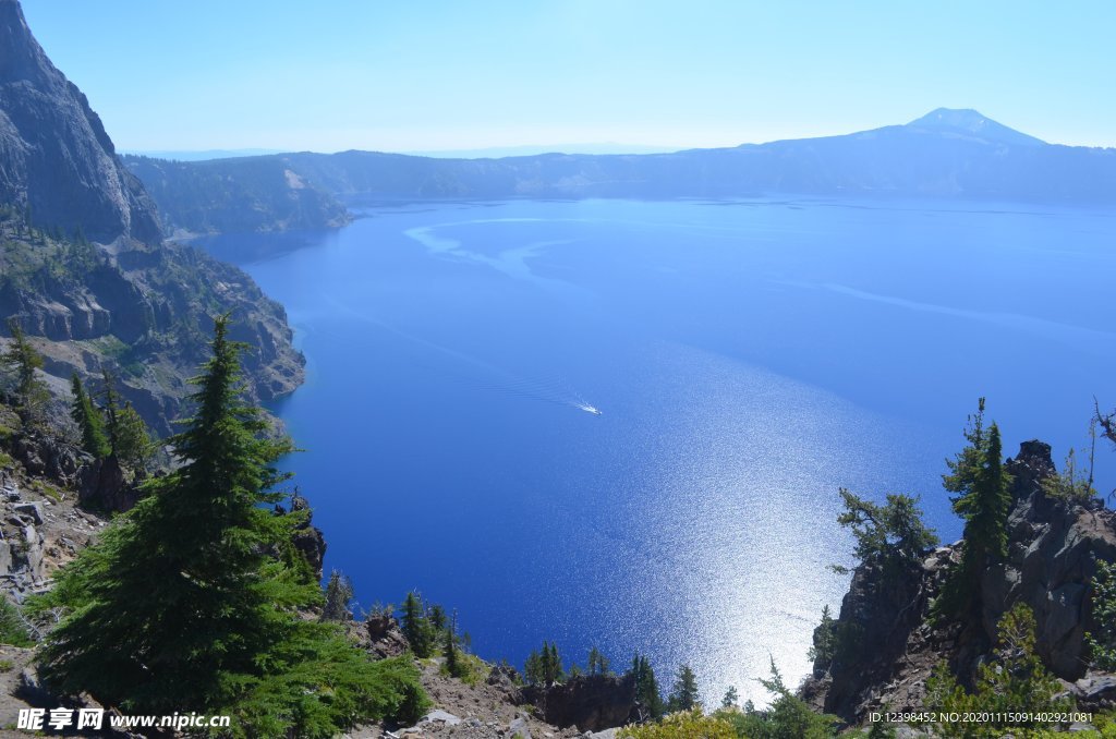 火山口湖泊美景