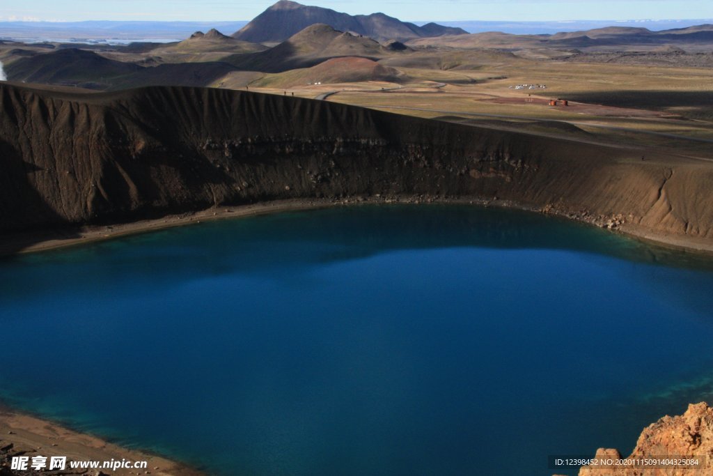 火山口湖泊美景