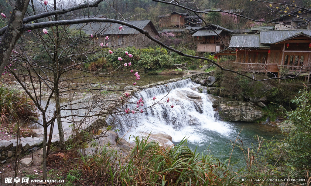 山间瀑布