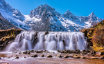 雪山瀑布
