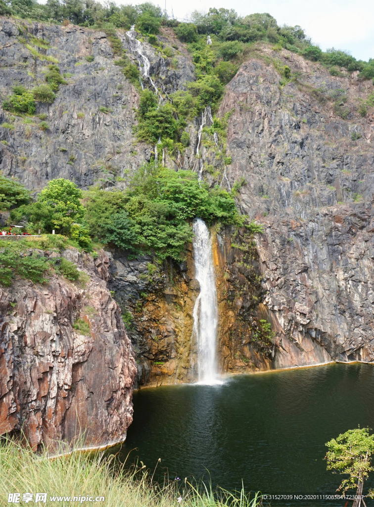 山上流淌的瀑布 潭水