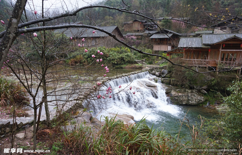 山间溪流