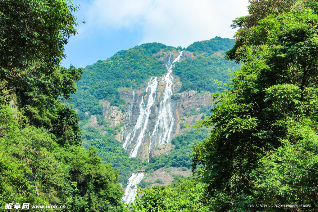 高山绿植远景瀑布