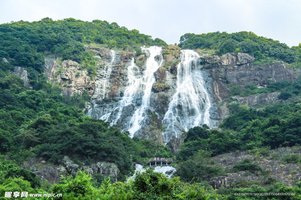 瀑布远景