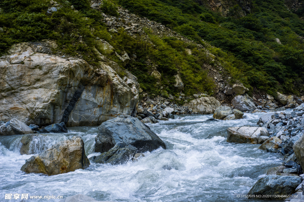 山间溪流