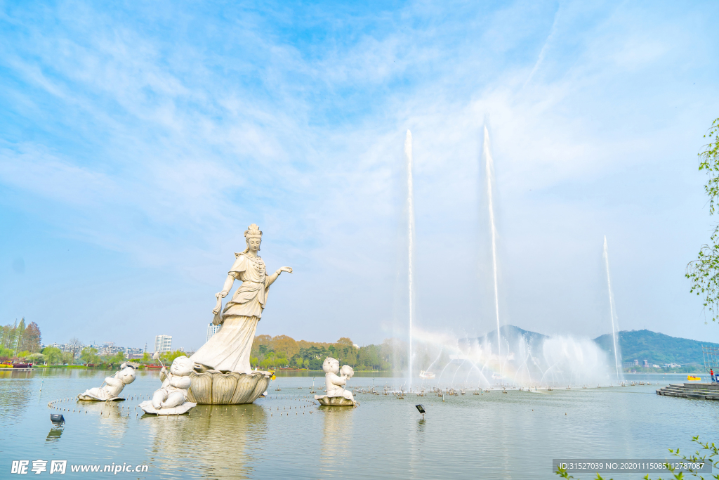 平面湖上的雕塑和喷泉