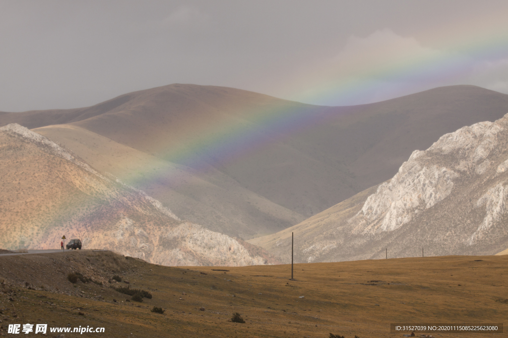 高原戈壁雨后的彩虹