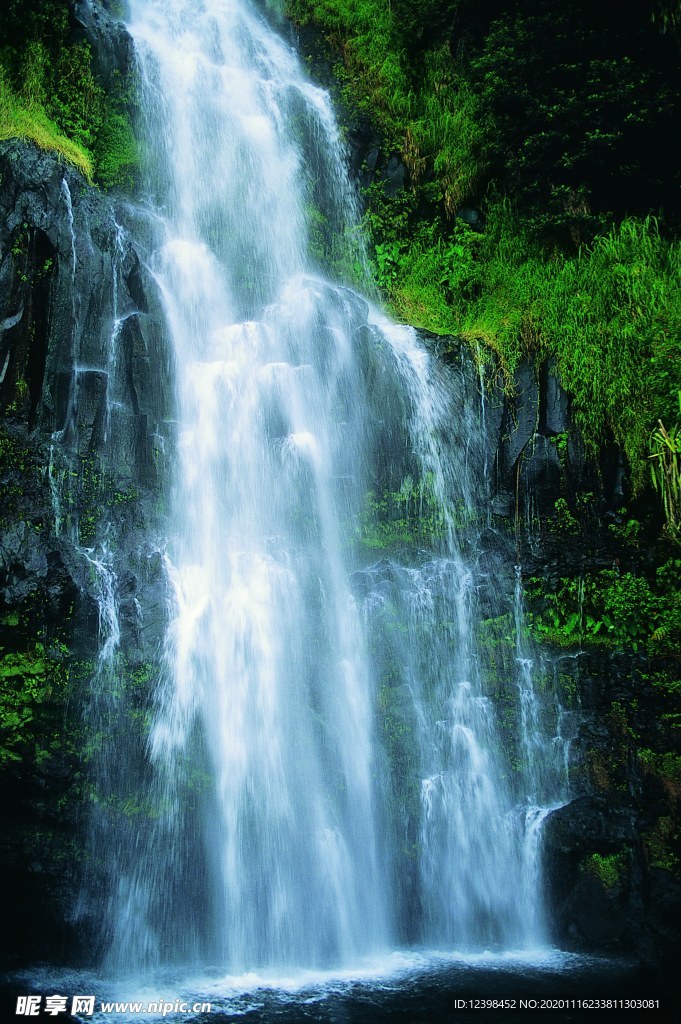 山水瀑布美景