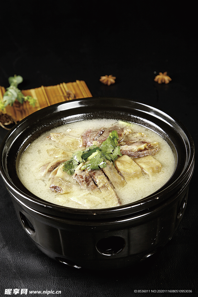 南北热菜腊味炖青笋