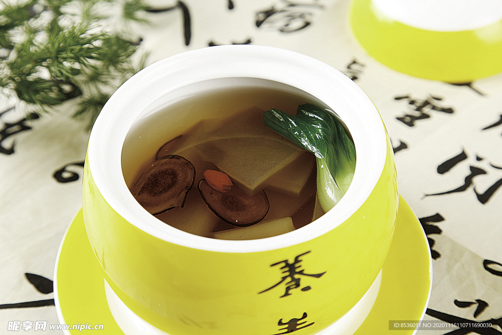 淮扬菜鹿茸炖裙边