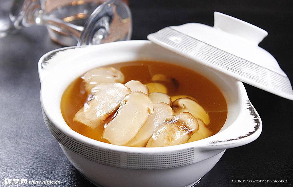 淮扬菜清汤松茸菌汤