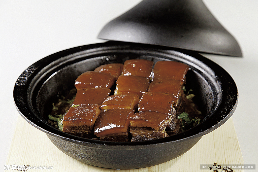 特色菜罐烧带骨肉