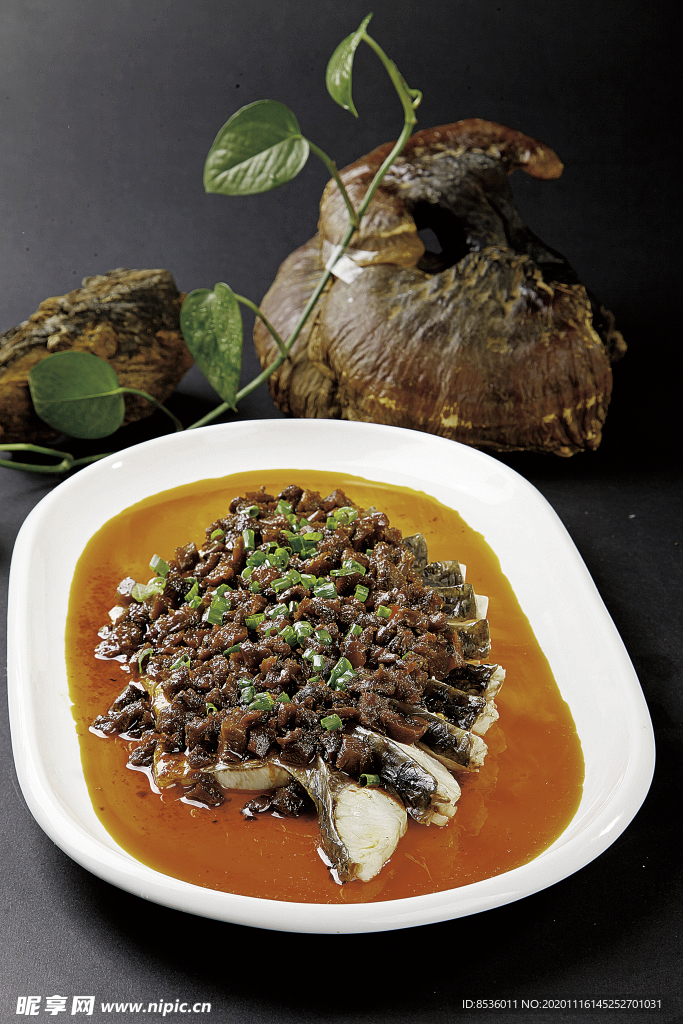 特色菜蘑菇酱蒸淡水鲨
