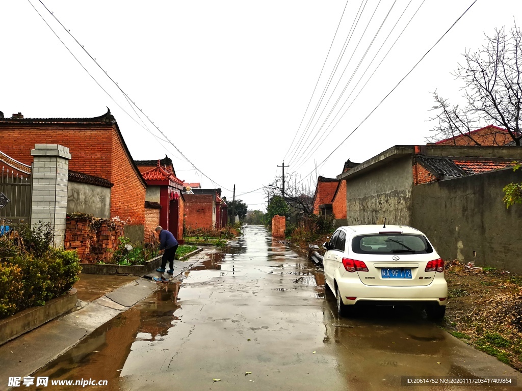 雨天的乡村街道