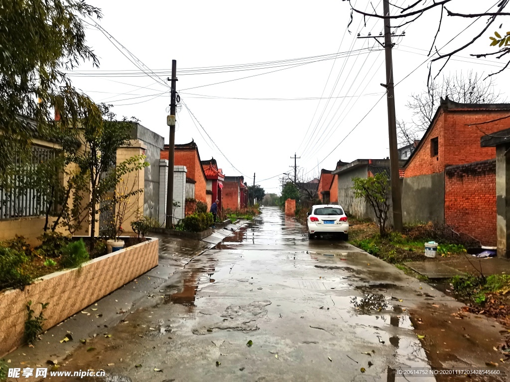 雨天的乡村街道