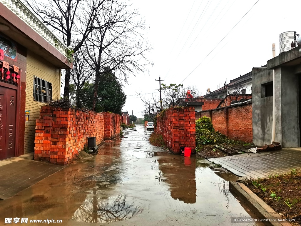 雨天的乡村街道