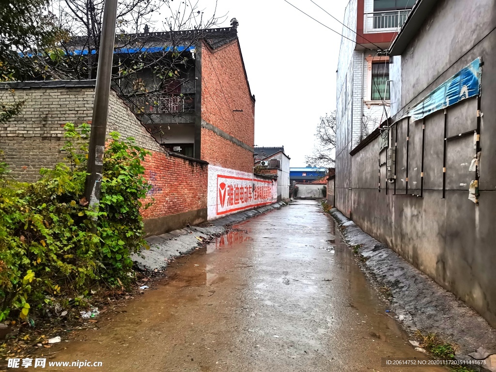 雨天的乡村街道