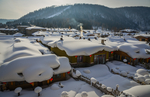 冬天里农舍上的积雪