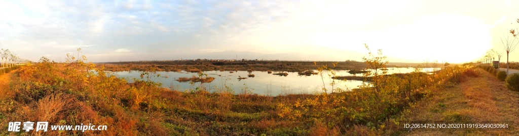 深秋时节的河道风景