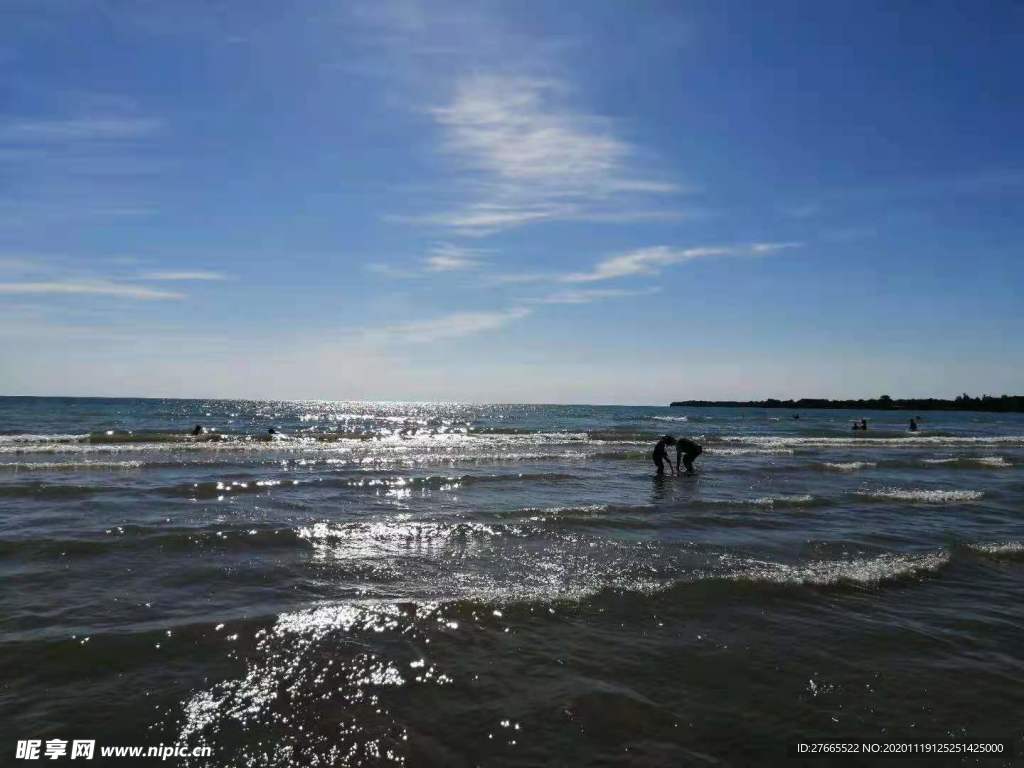 风景逆光蓝天白云海边海浪