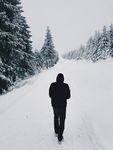 大雪中行走的男性