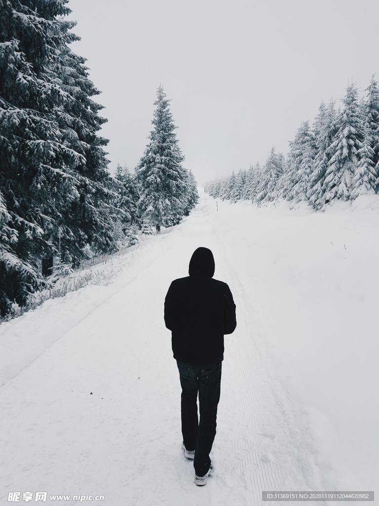 大雪中行走的男性