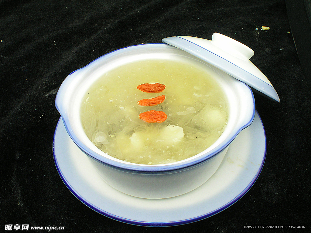 银耳莲子羹