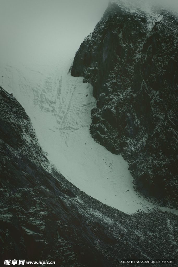 雪山高山山谷风景背景