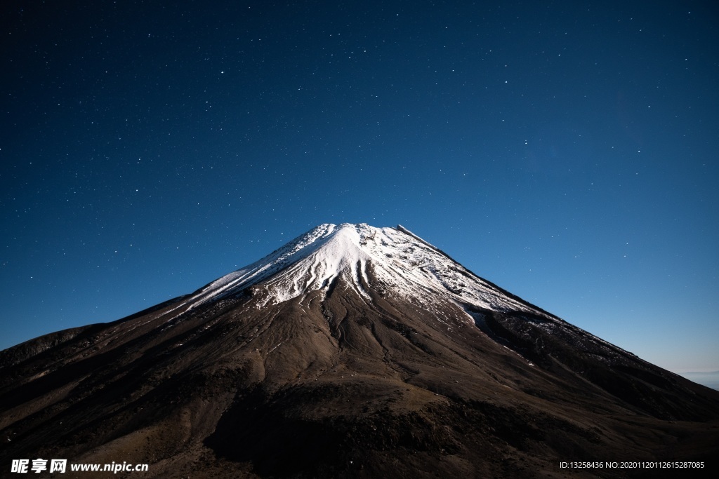 雪山星空风景山坡背景