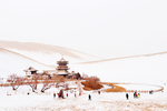 雪下月牙泉