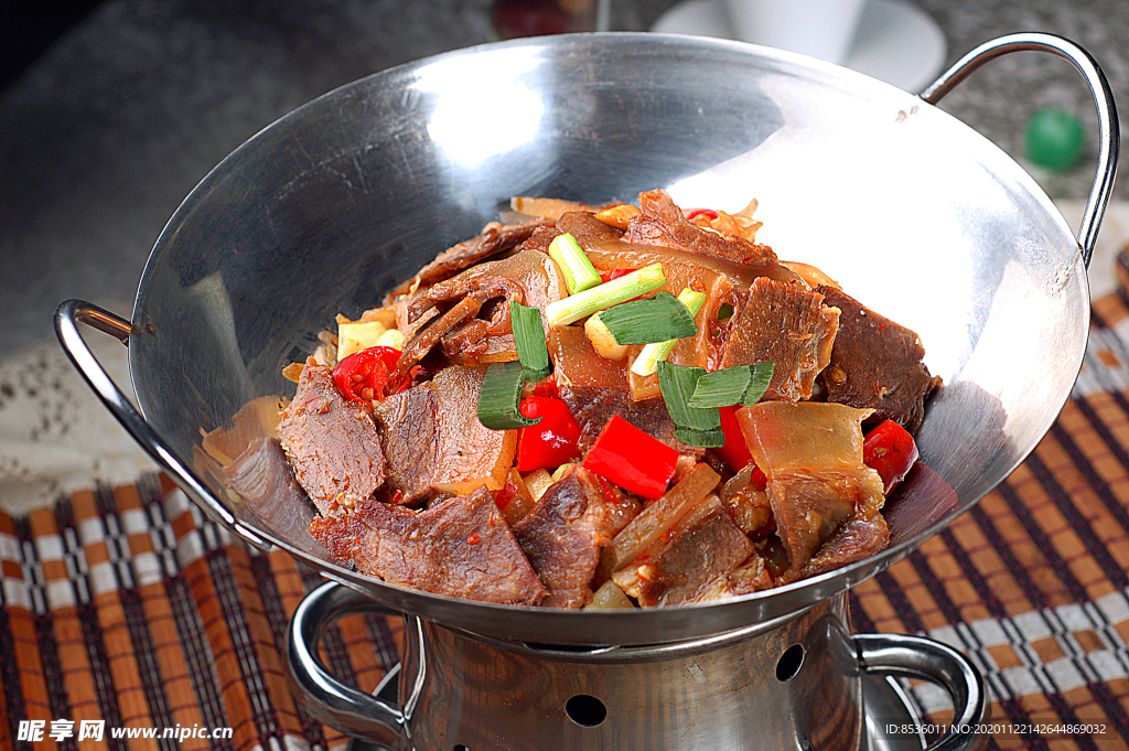 湘菜干锅带肉牛肉