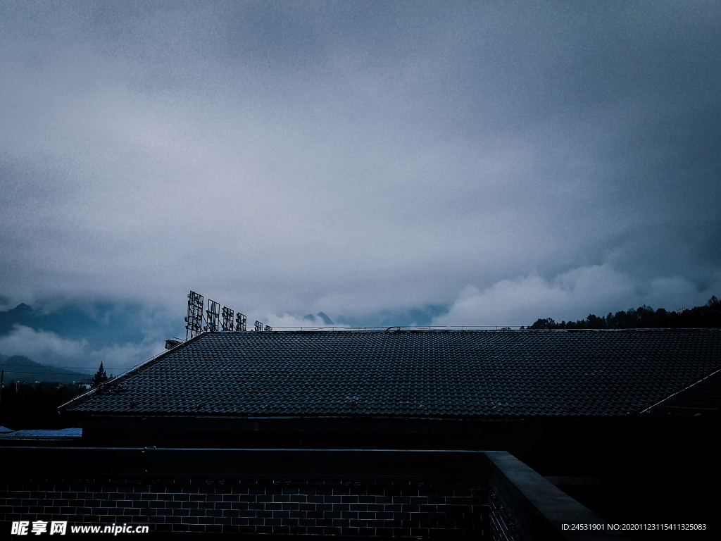 雨中的建筑