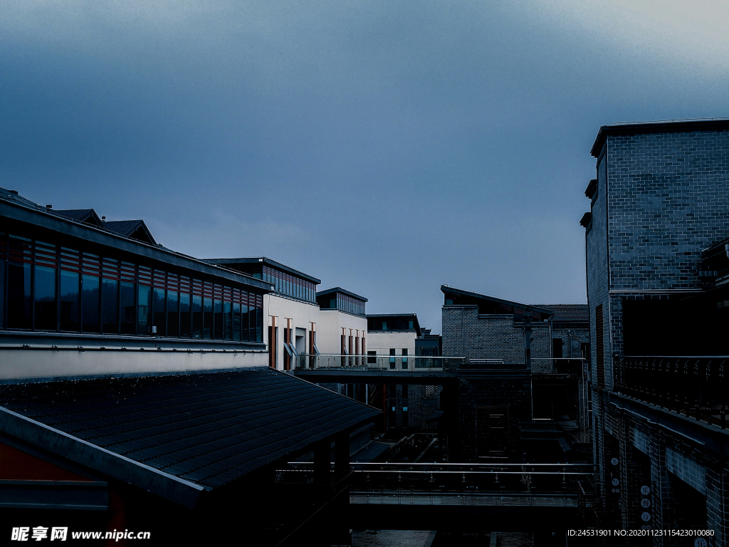 雨中的建筑