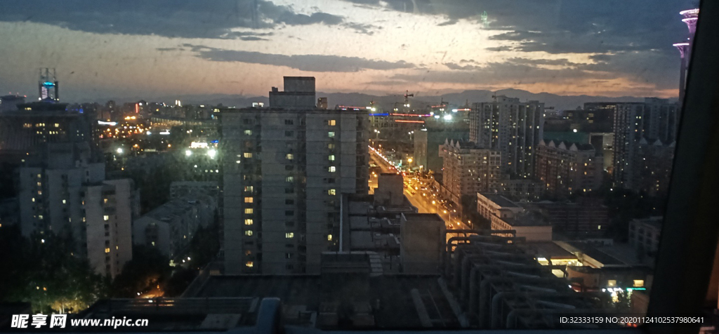 傍晚雨夜楼