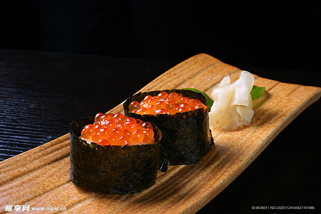寿司类海苔鲑鱼卵寿司