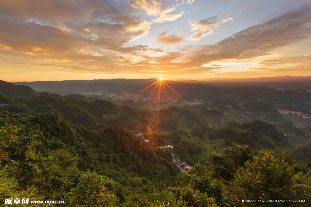 山间日出