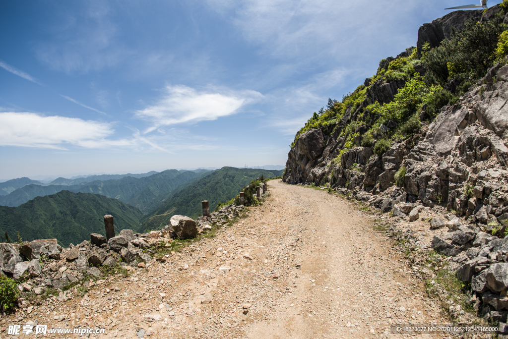 山顶险峻的小路