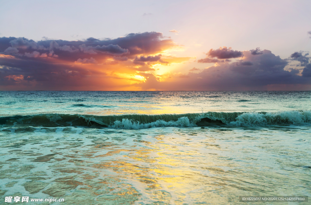 美丽的彩色日落海边适合壁纸背景