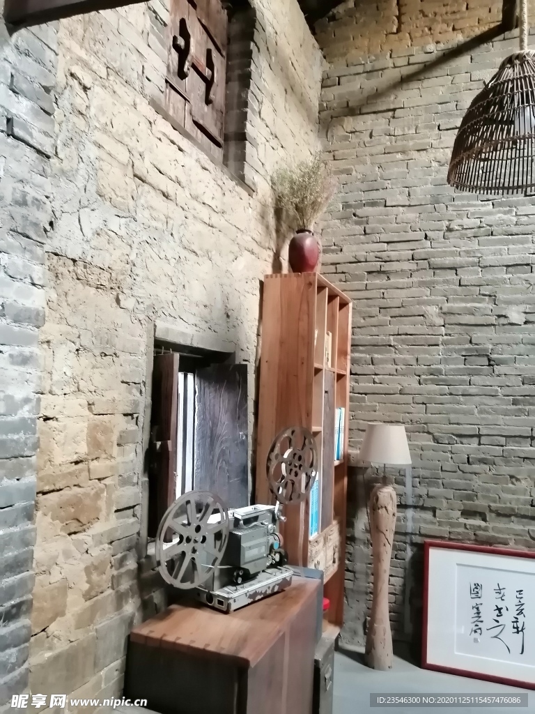 墙角的放影机