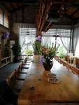 条形长木桌的餐厅