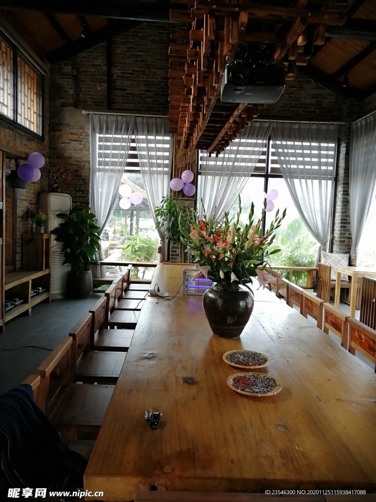 条形长木桌的餐厅