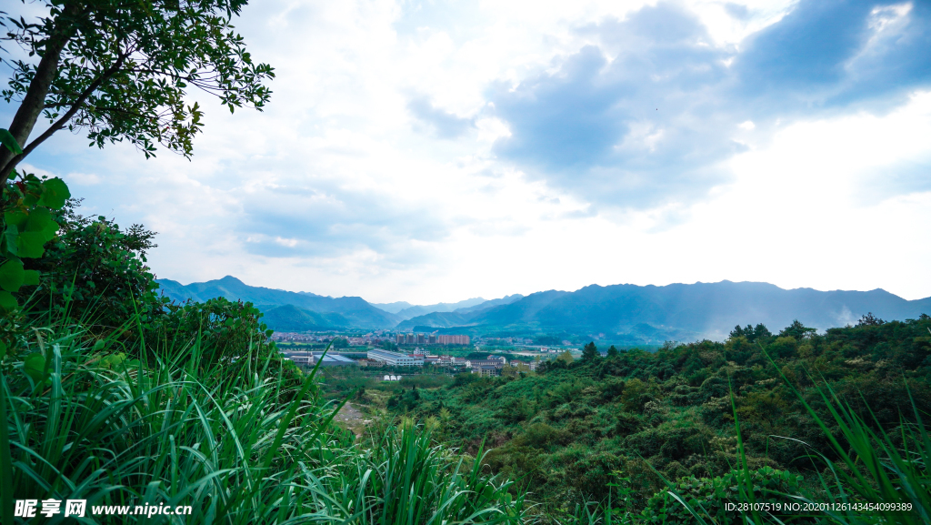 远望桐庐纪龙山山峰村庄高清摄影