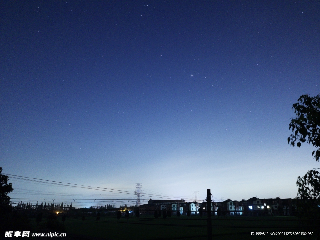 蓝色夜空