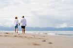 海边散步夫妻