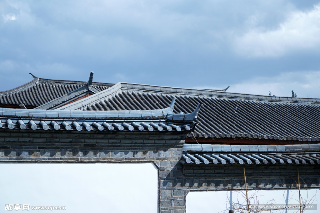 丽江古城的建筑屋檐琉璃瓦