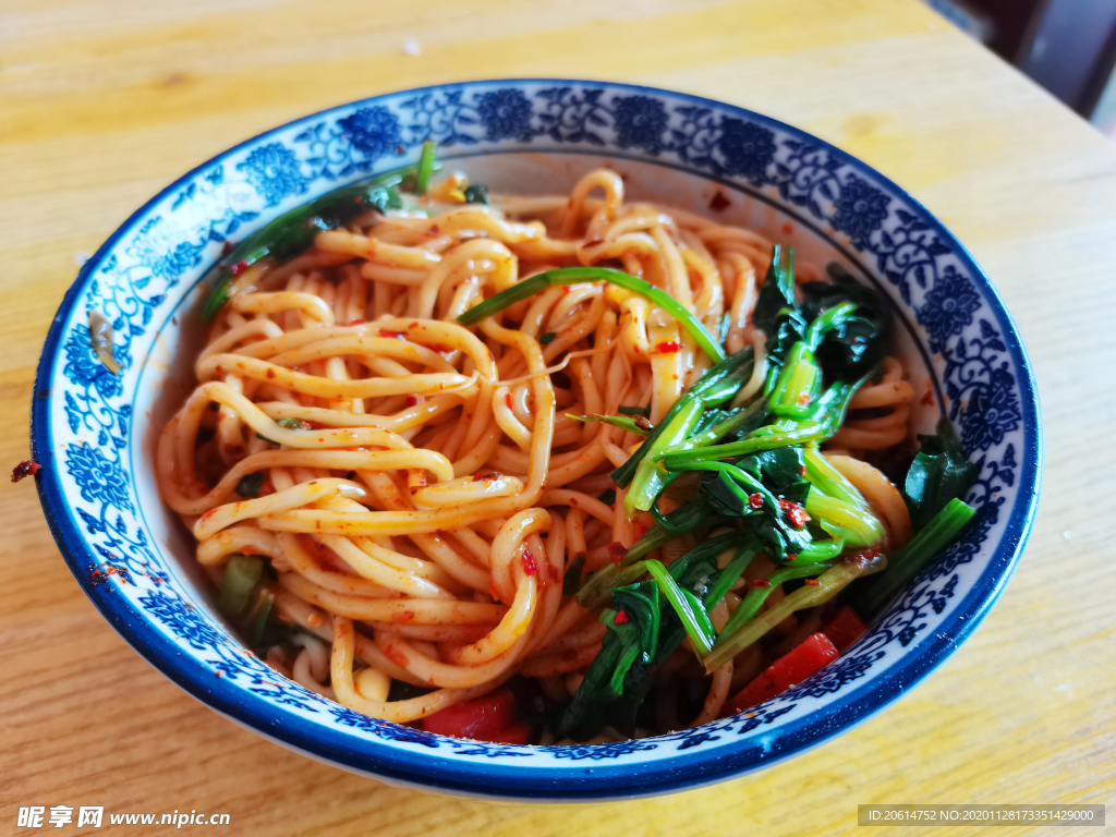 美食油泼面