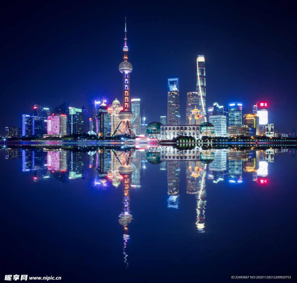 魔都陆家嘴的黄浦江倒影