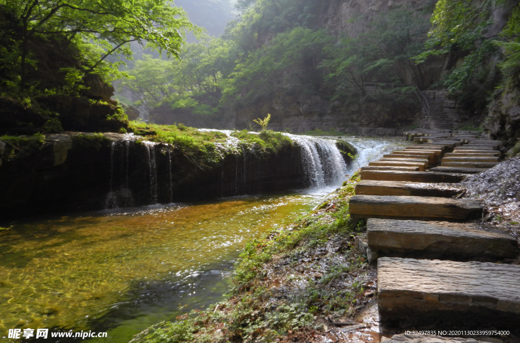 山间河流