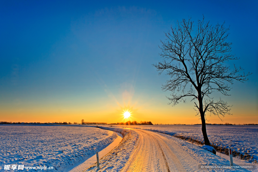 唯美冬日夕阳下的雪景